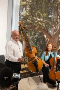 Kakuk Balázs bemutatja ritka viola da gamba hangszerét
