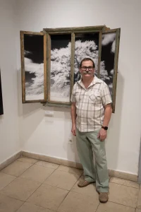 Zsila Sándor az egyik kompozíciója előtt